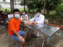 Đ/c Nguyễn Tiến Giáo- Nhân viên y tế trường mầm non hỗ trợ điểm tiêm Vác xin Covid 19 tại trạm y tế Xã Xuân Dương