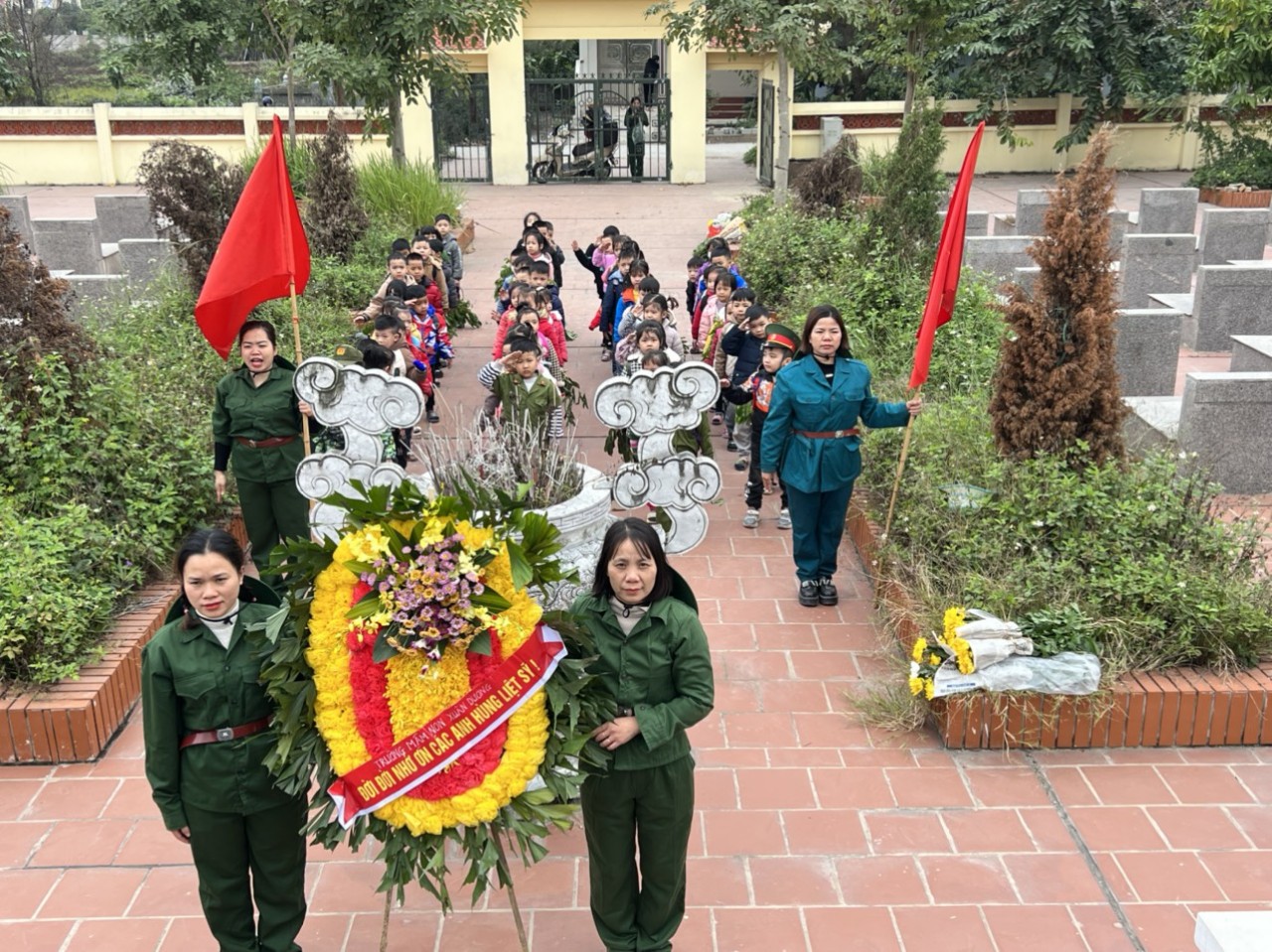 Chào mừng kỷ niệm 79 năm ngày QĐNDVN  Học sinh khối 5 tuổi tham quan dã ngoại tại nghĩa trang Liệt sĩ xã Xuân Dương